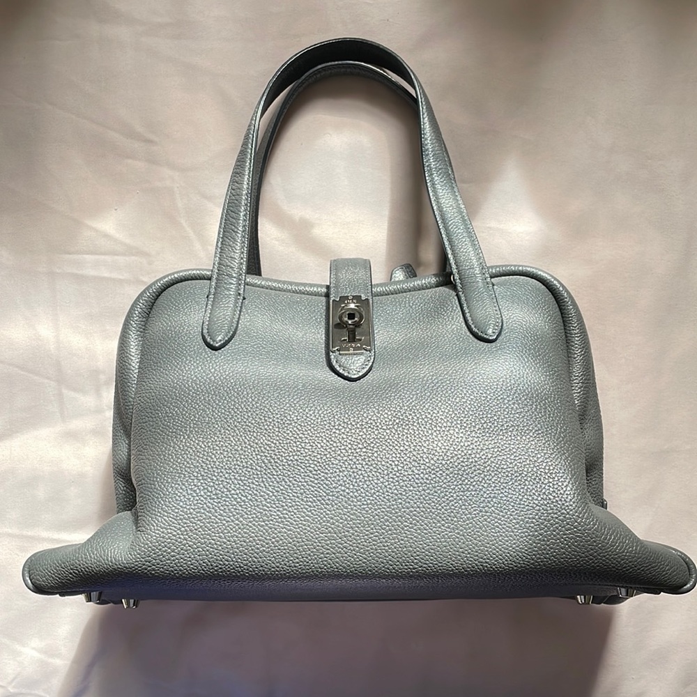 Grey Vunque Toque Tote M Bag with matching shoulder strap.